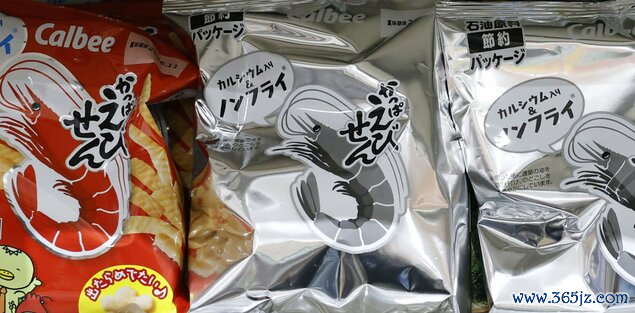 东京齐一超市货架上摆放着卡乐比“瑕瑜包装版”虾条。图源：日媒